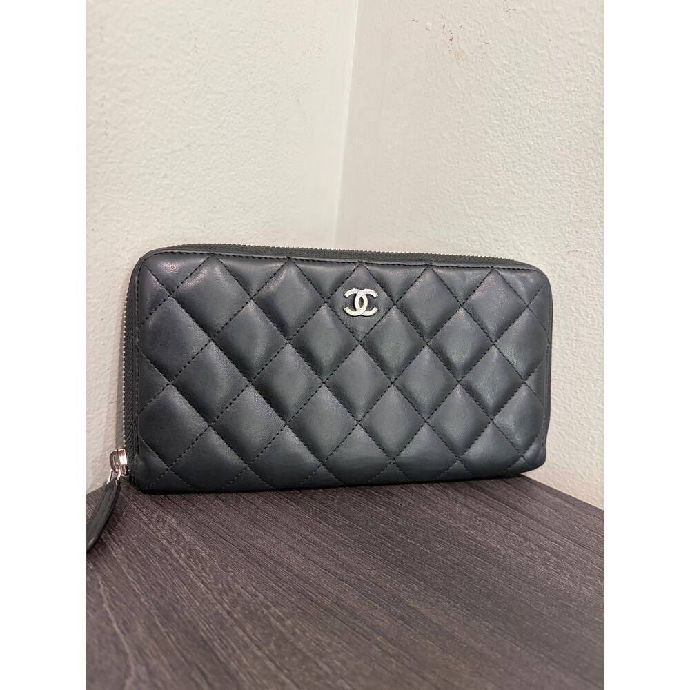 #3236 CHANEL 2018-2019 Black Zip Wallet